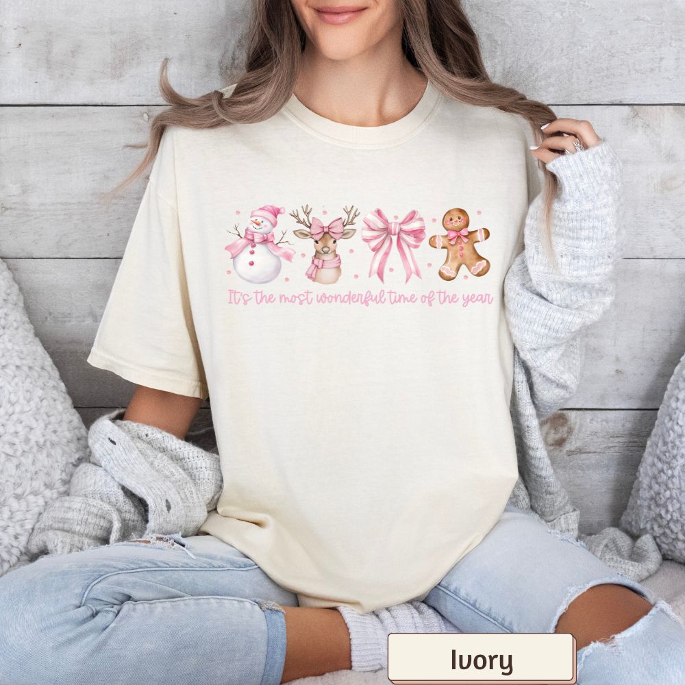 Coquette Christmas Women’s Comfort Colors T-Shirt – Retro Holiday Design with Pink Bow, Reindeer & Gingerbread